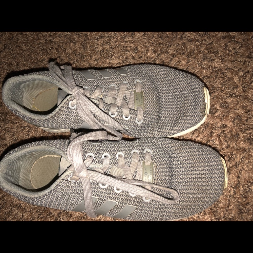 Tennis shoes